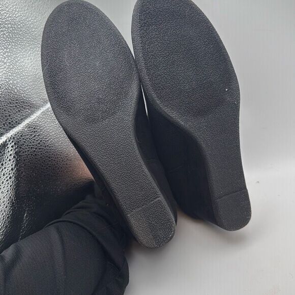 CUSHIONAIRE Women's Pull On Wedge Bootieโ- Soft Vegan Suede SIZE 10 BLACK - Picture 8 of 8